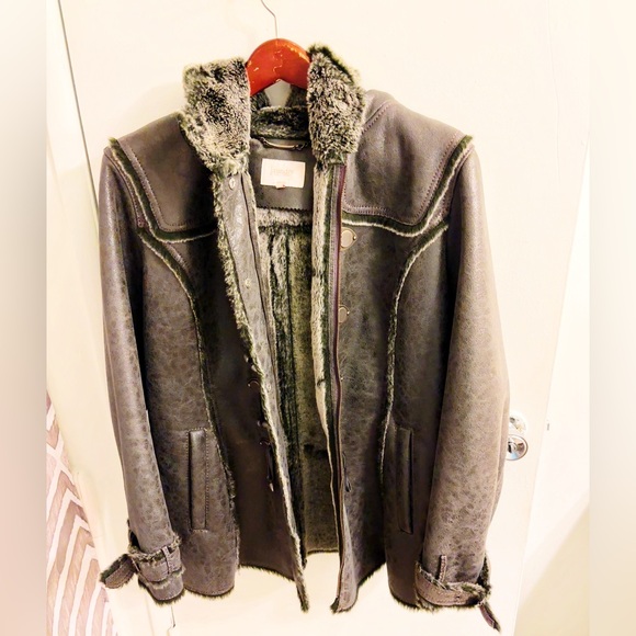 Women’s Faux Fur Coat - Picture 2 of 6